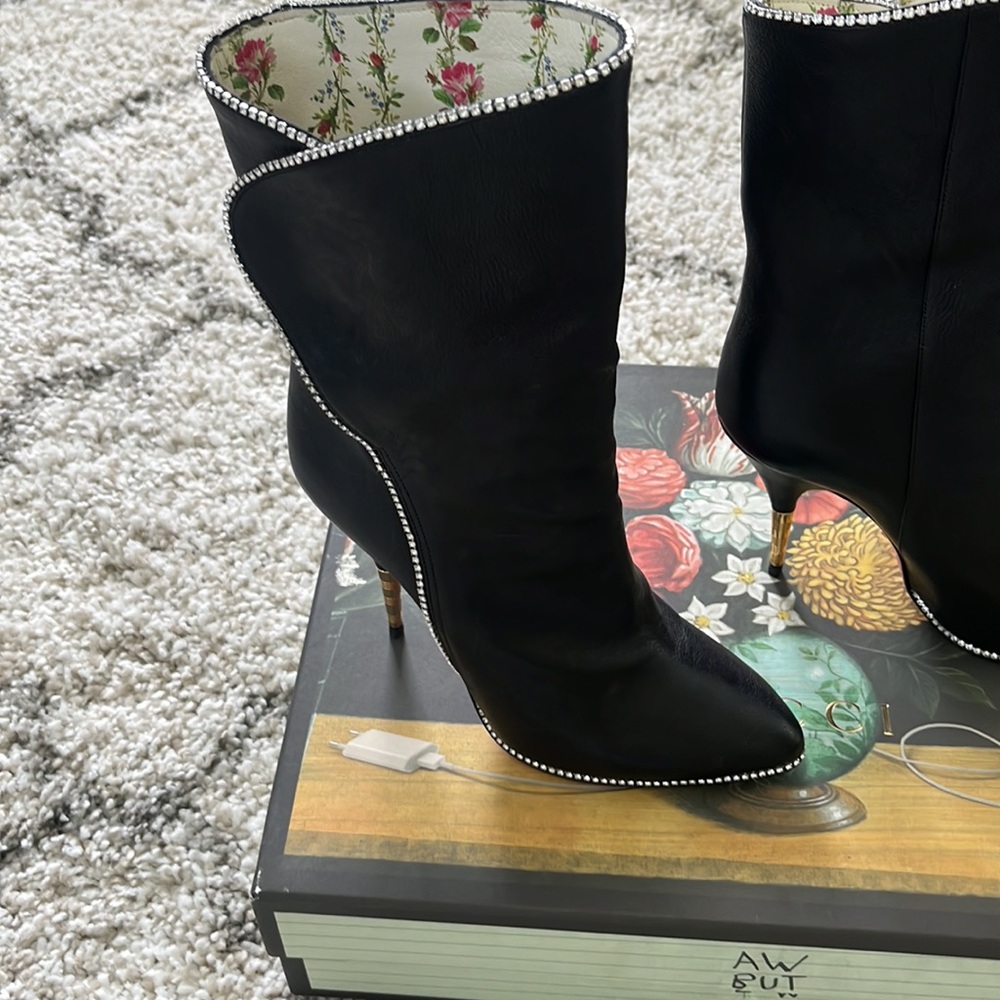 Black Gucci boots. Like New. Size 39. Have box, spare heel and caps travel bag. - Picture 3 of 6
